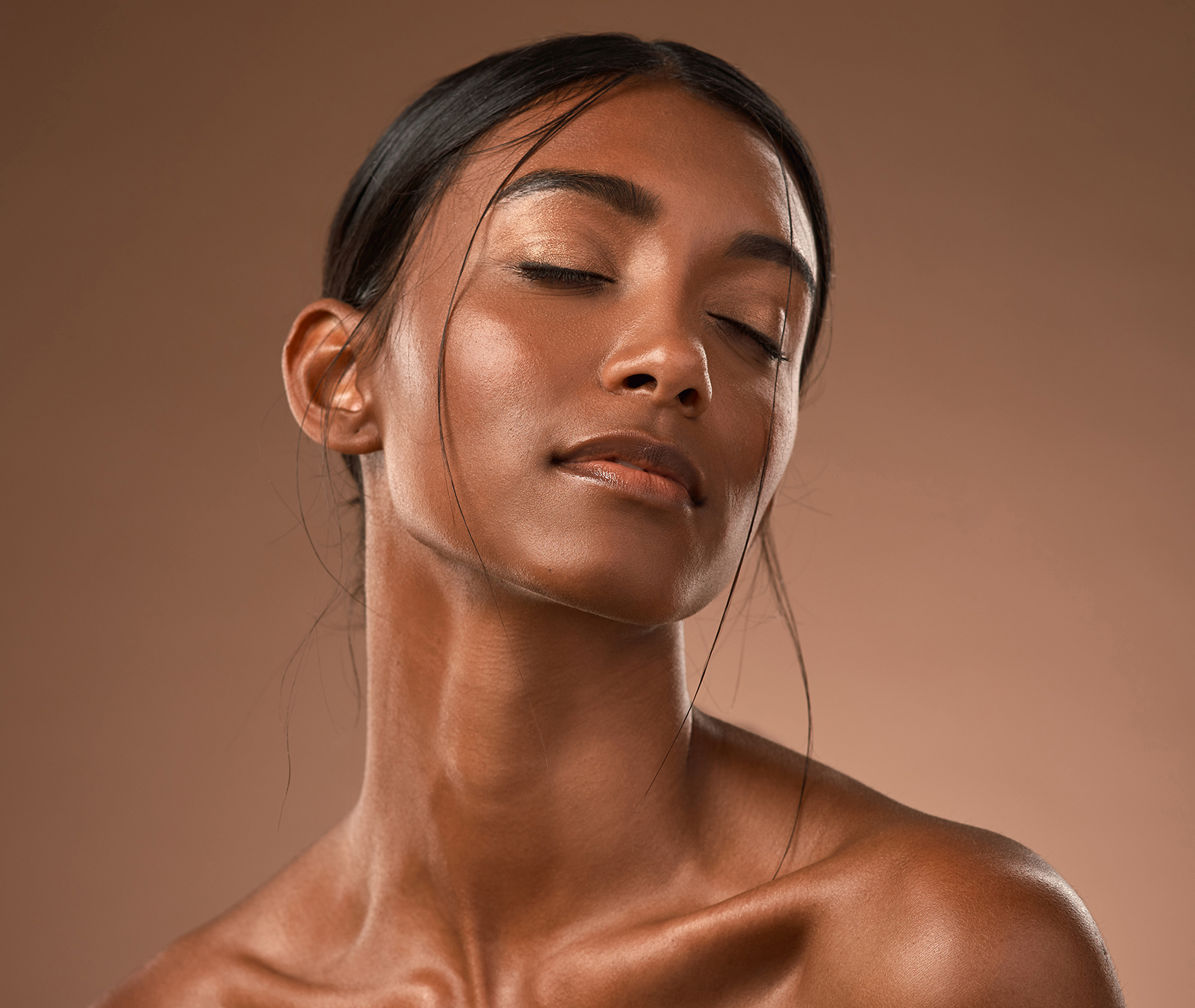 Woman with oily skin and radiant natural glow, showcasing balanced, shine-controlled complexion for ORY Skincare’s customized oily skin treatments.